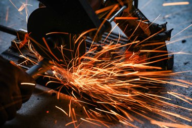 Bir fabrikada çelik bir levhayı elektrik tekeriyle kesmek..