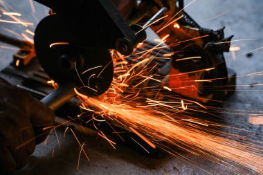 Bir fabrikada çelik bir levhayı elektrik tekeriyle kesmek..