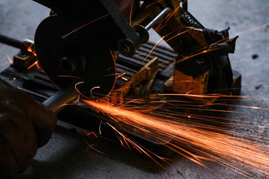 Bir fabrikada çelik bir levhayı elektrik tekeriyle kesmek..