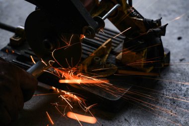 Bir fabrikada çelik bir levhayı elektrik tekeriyle kesmek..