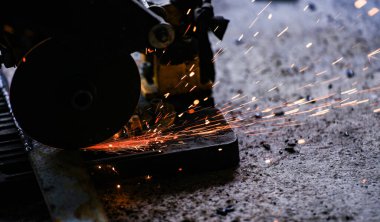 Bir fabrikada çelik bir levhayı elektrik tekeriyle kesmek..