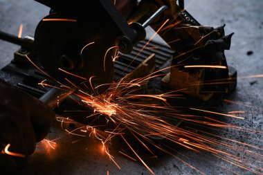 Bir fabrikada çelik bir levhayı elektrik tekeriyle kesmek..