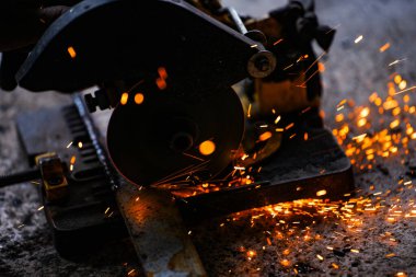 Bir fabrikada çelik bir levhayı elektrik tekeriyle kesmek..