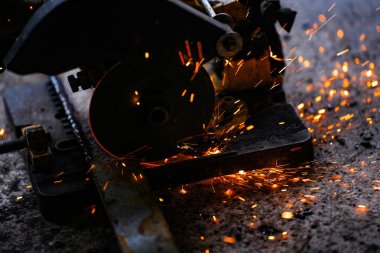 Bir fabrikada çelik bir levhayı elektrik tekeriyle kesmek..