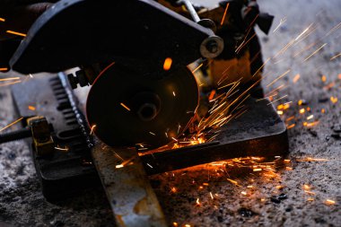 Bir fabrikada çelik bir levhayı elektrik tekeriyle kesmek..