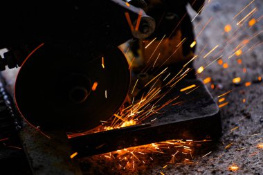 Bir fabrikada çelik bir levhayı elektrik tekeriyle kesmek..