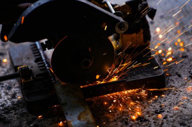 Bir fabrikada çelik bir levhayı elektrik tekeriyle kesmek..