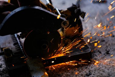 Bir fabrikada çelik bir levhayı elektrik tekeriyle kesmek..