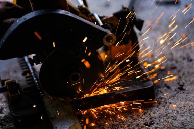 Bir fabrikada çelik bir levhayı elektrik tekeriyle kesmek..