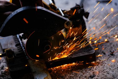 Bir fabrikada çelik bir levhayı elektrik tekeriyle kesmek..