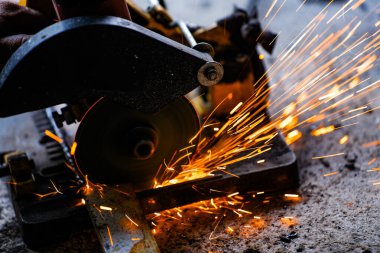 Bir fabrikada çelik bir levhayı elektrik tekeriyle kesmek..