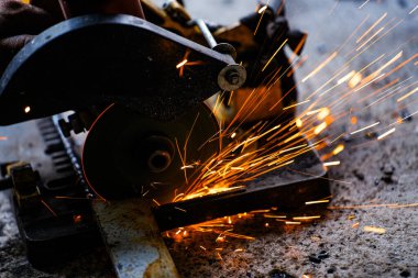 Bir fabrikada çelik bir levhayı elektrik tekeriyle kesmek..