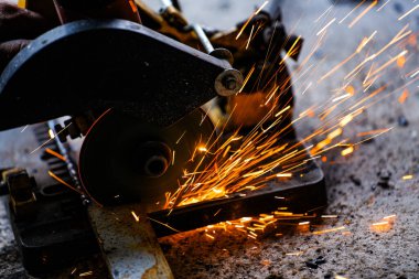 Bir fabrikada çelik bir levhayı elektrik tekeriyle kesmek..