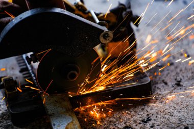 Bir fabrikada çelik bir levhayı elektrik tekeriyle kesmek..