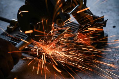 Bir fabrikada çelik bir levhayı elektrik tekeriyle kesmek..