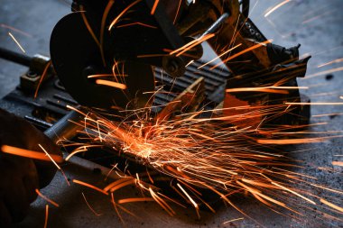 Bir fabrikada çelik bir levhayı elektrik tekeriyle kesmek..