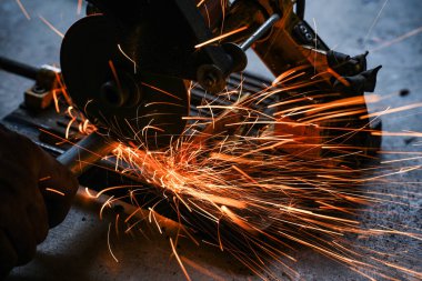 Bir fabrikada çelik bir levhayı elektrik tekeriyle kesmek..