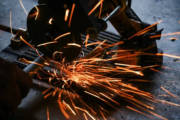 Bir fabrikada çelik bir levhayı elektrik tekeriyle kesmek..