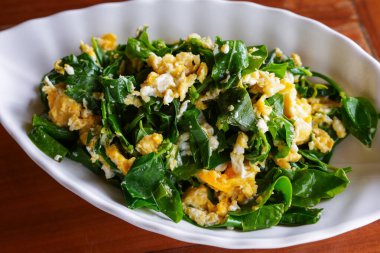 Kızarmış sebzeyi yumurtayla karıştır.