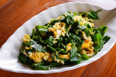 Kızarmış sebzeyi yumurtayla karıştır.