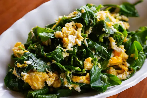 Kızarmış sebzeyi yumurtayla karıştır.