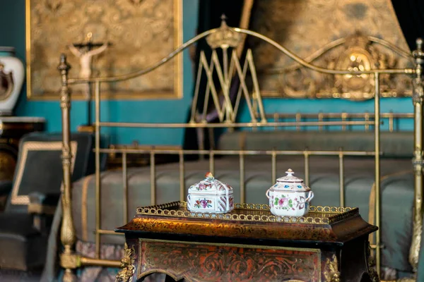 Kişisel varlıkları olan Maximillianos yatak odası.