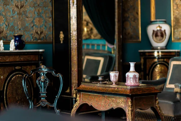 Kişisel varlıkları olan Maximillianos yatak odası.