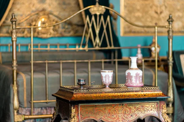 Kişisel varlıkları olan Maximillianos yatak odası.