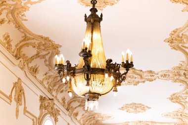 Güzel avize, kraliyet kavramı ve tarihin pahalı bir parçası.