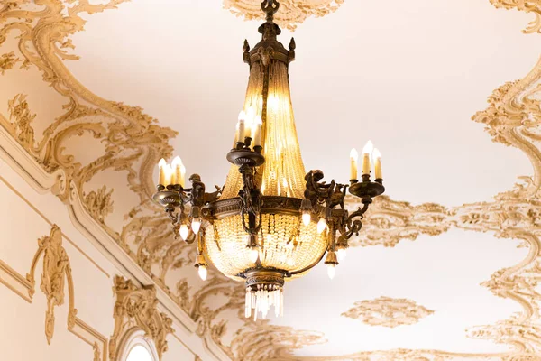 Güzel avize, kraliyet kavramı ve tarihin pahalı bir parçası.