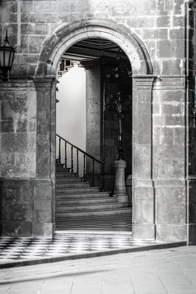 Taş ve çelikten kale kapısı, Chapultepec kalesi.