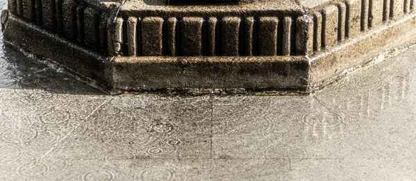 Rahatlatıcı su yazı tipi el şekli