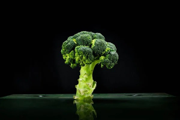 Siyah arkaplanda yeşil brokoli.