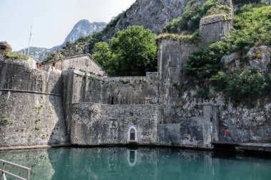 Kotor, Karadağ - 14.07.2023: Kotor 'daki eski kale. Eski ve kırsal tuğla duvarların dış görünüşü.