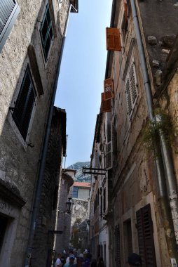Kotor, Karadağ - 14.07.2023: Kotor 'daki eski kale. Eski dar sokaktaki birçok tarihi detay içerisinden görünüyor..