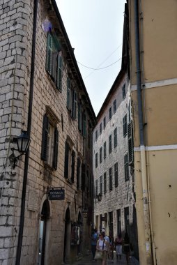 Kotor, Karadağ - 14.07.2023: Kotor 'daki eski kale. Eski dar sokaktaki birçok tarihi detay içerisinden görünüyor..