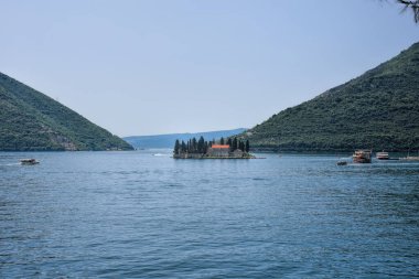 Kotor, Karadağ - 14.07.2023: Kotor Montenegro adasındaki eski kilise. St. George adası, Karadağ 'ın Kotor Körfezi' ndeki Perast sahilinin açıklarındaki iki adadan biri..
