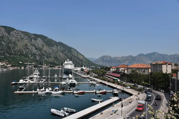 Kotor, Karadağ - 14.07.2023: Eski şatonun manzaralı Kotor limanı.