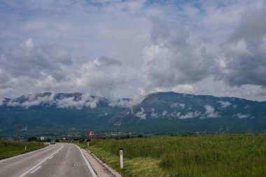 Trafik uyarı işaretli bir yolun fotoğrafçılığı.