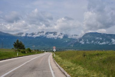 Trafik uyarı işaretli bir yolun fotoğrafçılığı.