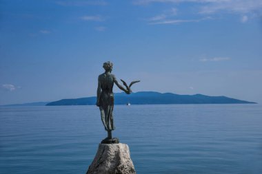 Opatija, Hırvatistan - 19.05.2024: Martı Bakiresi. Opatija 'nın en ünlü heykeli.