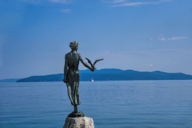 Opatija, Hırvatistan - 19.05.2024: Martı Bakiresi. Opatija 'nın en ünlü heykeli.