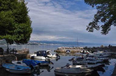 Opatija, Hırvatistan - 19.05.2024: Tekneden alınan eski binalarla şehir panoramalarının fotoğrafları.