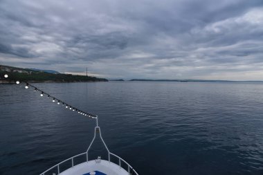 Bir tekne gezisinden sahilin fotoğrafı..