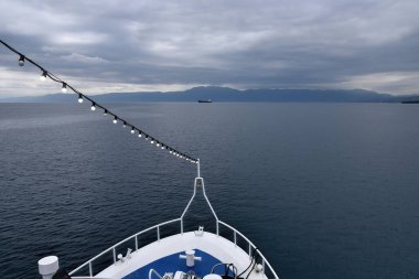 Bir tekne gezisinden sahilin fotoğrafı..