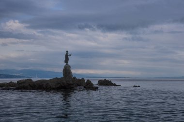 Opatija, Hırvatistan - 19.05.2024: Martı Bakiresi. Opatija 'nın en ünlü heykeli.