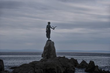 Opatija, Hırvatistan - 19.05.2024: Martı Bakiresi. Opatija 'nın en ünlü heykeli.