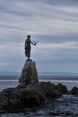 Opatija, Hırvatistan - 19.05.2024: Martı Bakiresi. Opatija 'nın en ünlü heykeli.