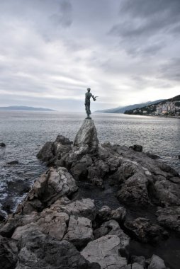 Opatija, Hırvatistan - 19.05.2024: Martı Bakiresi. Opatija 'nın en ünlü heykeli.