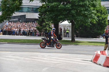 Saraybosna, Bosna-Hersek - 09.06.2024: David Coulthard, Kızıl Boğa Fuarı 'nda Saraybosna' da Red Bull F1 marka araba kullanıyor. F1 formülü ilk defa Saraybosna 'ya geliyor..